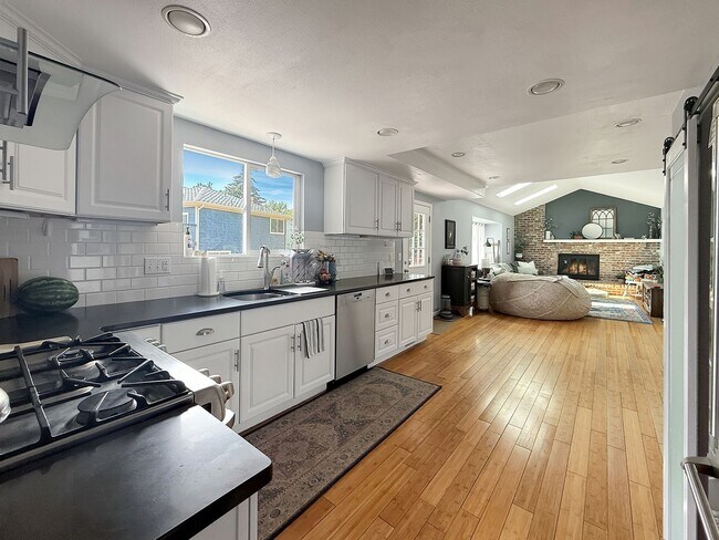 Building Photo - $0 DEPOSIT OPTION. SPACIOUS 4-BEDROOM CENT...