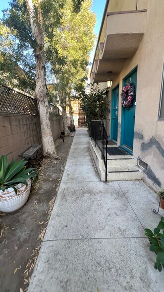 Building Photo - 3562 Mentone Ave