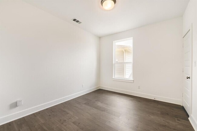 Building Photo - 1505 Seeger Dr