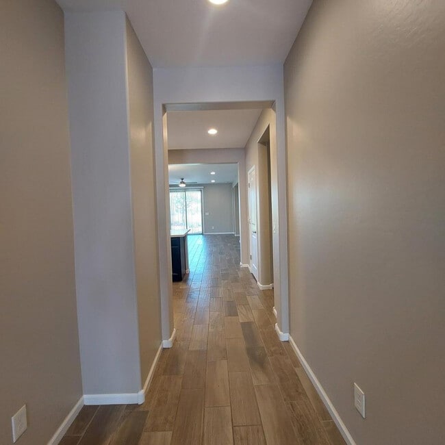 Building Photo - 1025 S 200th Ln