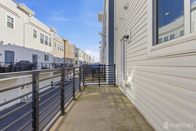 Building Photo - 6 Bond St