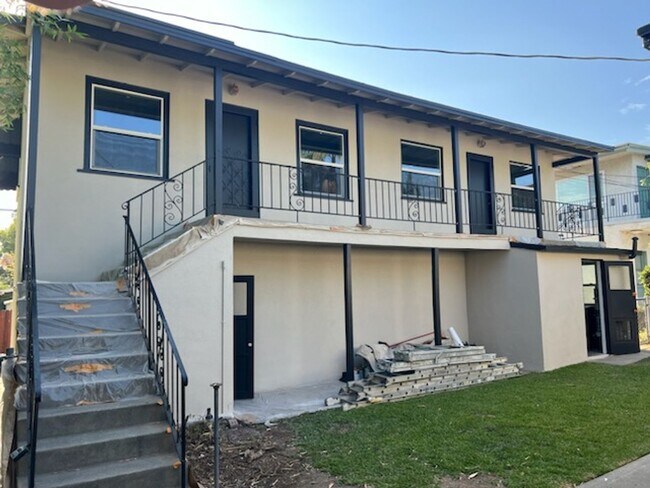 Building Photo - 5823 Greenleaf Ave