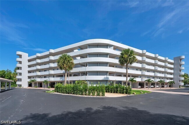 Building Photo - 12945 Vanderbilt Dr
