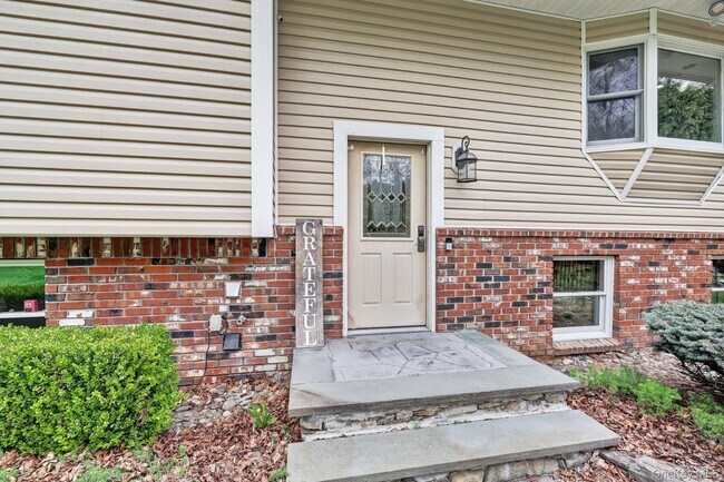Building Photo - 809 Highland Lake Rd