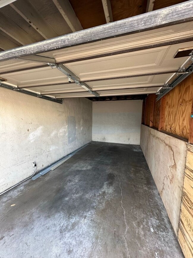Building Photo - Anaheim 3 Bedroom 2.5 Bath Townhome - 1 Ca...