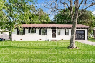 Building Photo - Beautifully Modernized 3 bedroom / 2 full ...