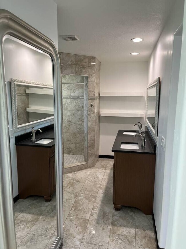 Building Photo - 220 Roehl Rd NW