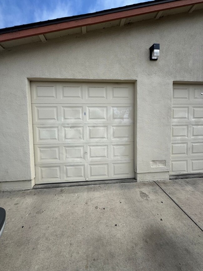 Building Photo - 201 W Newlove Dr