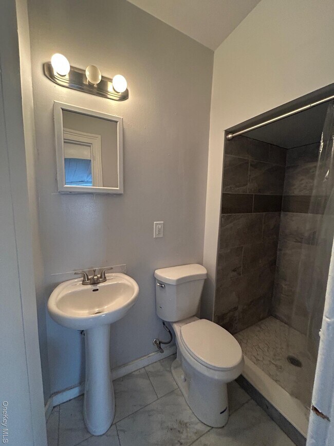 Building Photo - 165 S Cross Rd