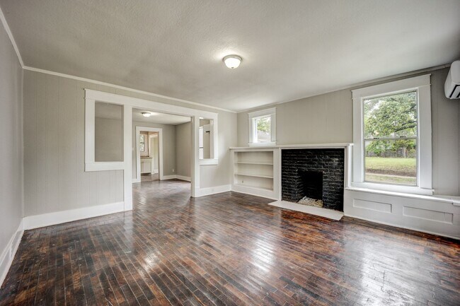 Building Photo - Freshly Updated 2 Bedroom House