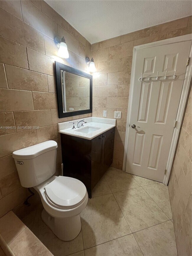 Building Photo - 3923 NE 166th St