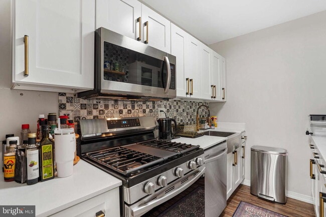Building Photo - Welcome to this lovely and spacious fully remodeled 1 bedroom, 1 bath condo at The Cavendish