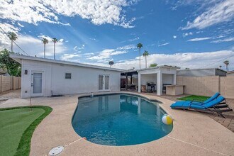 Building Photo - Beautiful Bungalow Home with Heated Pool on Golf Course