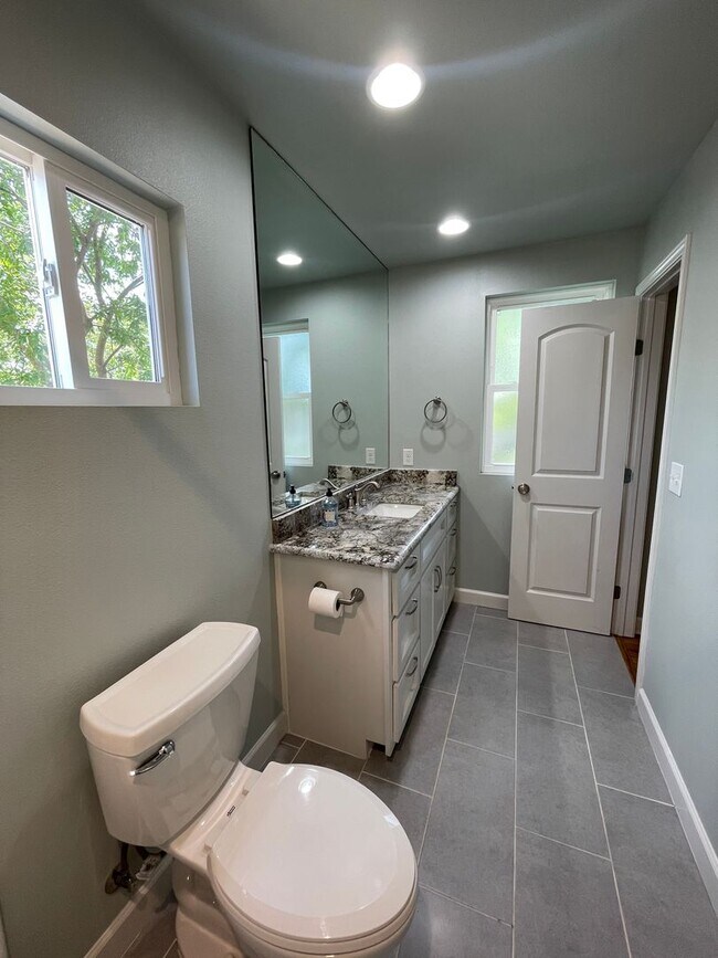 Building Photo - Amazing detached 2/2.5 duplex in Central Austin!!!