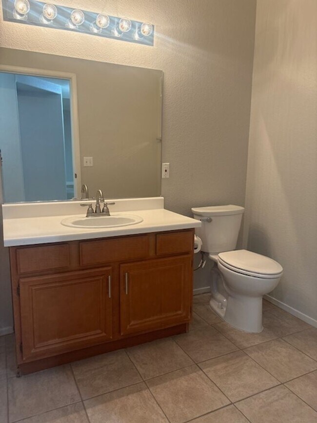 Building Photo - Downstairs unit with 3 bedroom and with two baths