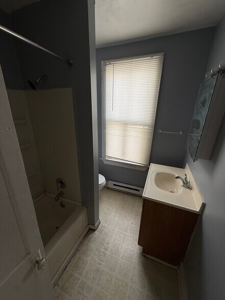 Building Photo - 9 E Middle St