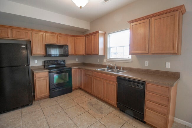 Building Photo - 5000 Derby Ridge Dr