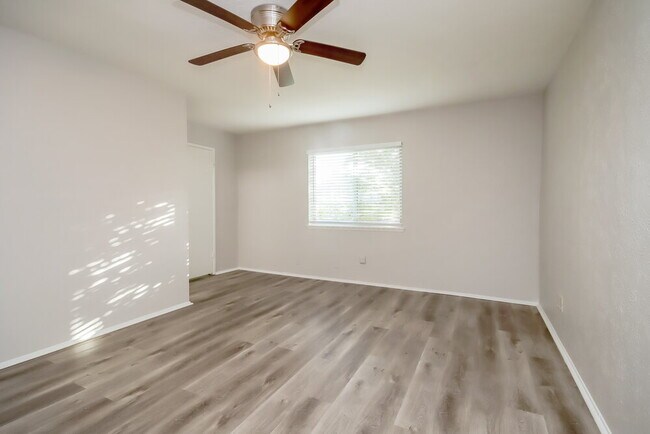 Building Photo - 6310 W Ridgecreek Dr