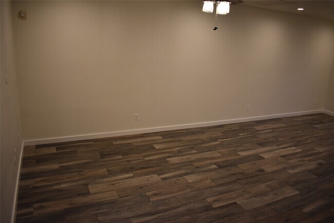 Building Photo - 16048 Limestone Lake Dr
