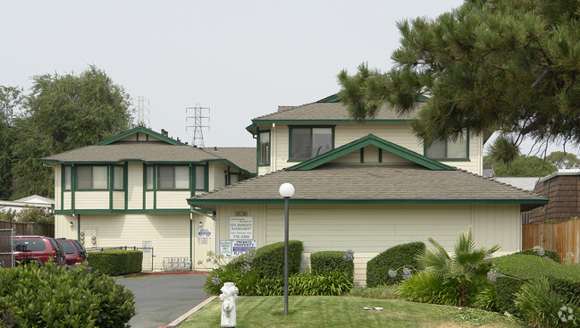 Primary Photo - Lone Tree Apartments