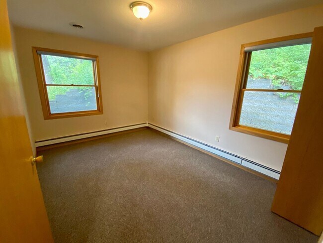 Building Photo - Nice 3 Bedroom house on the river front in Hudson