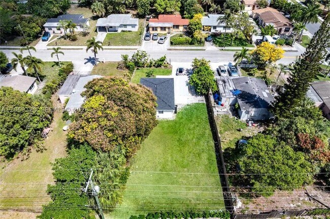 Building Photo - 328 SW 11th Ave