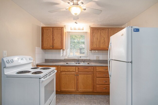 Building Photo - Cute Home with Large Fenced Yard