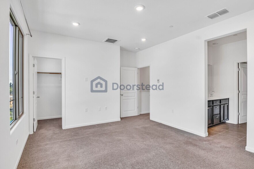 Building Photo - 25443 Parklane Dr