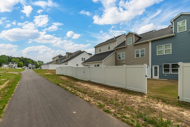 Building Photo - Charming 3 bedroom 2.5 bath Townhome in Wake Forest