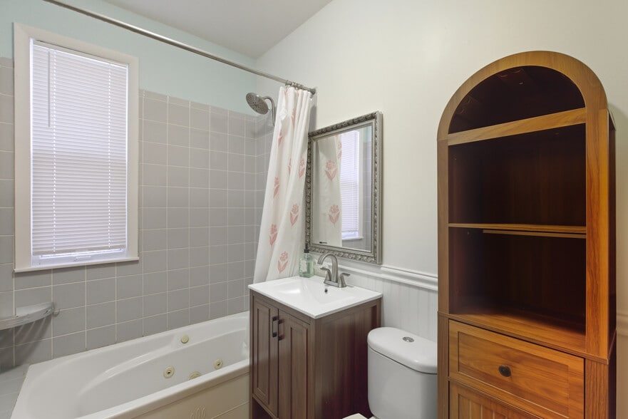 Building Photo - 5434 W Wrightwood Ave