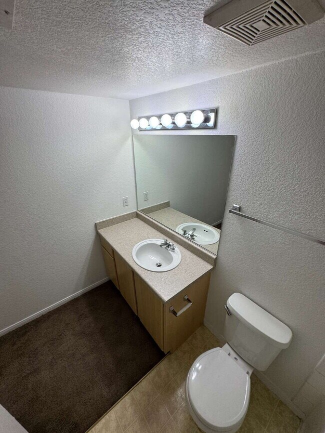 Building Photo - 2 Bed, 2 Bath Condo