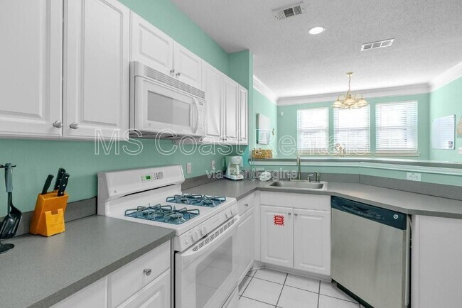 Building Photo - 2252 Beach Dr