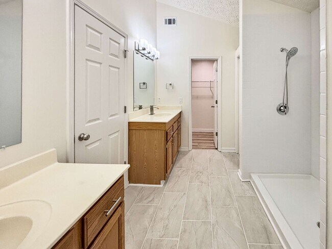 Building Photo - Spacious 5-Bedroom Home Near Lake Acworth!