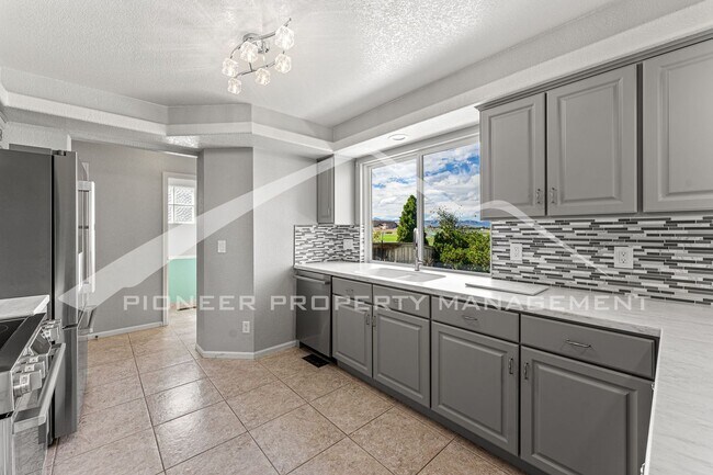 Building Photo - Stunning Home with Washer/Dryer and Central AC