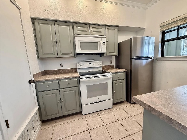 Building Photo - 1307 Kinney Ave