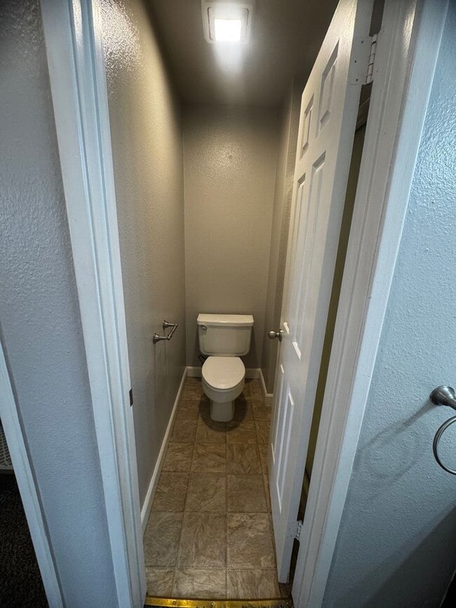 Building Photo - Spacious 2 bedroom 2 bath condo with Laundry Inside!!!