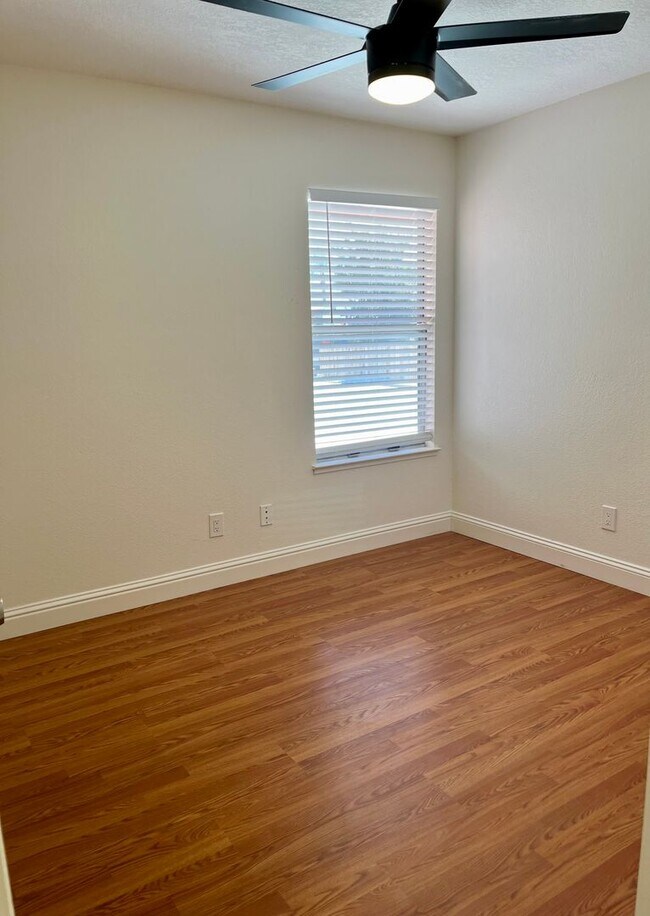 Building Photo - 311 Yosemite Dr