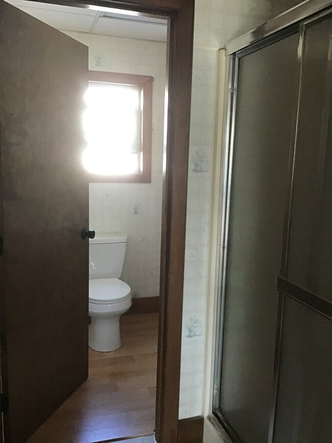 Building Photo - Spacious, Family Friendly, In-Town Home