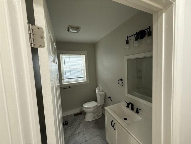 Building Photo - 697 Manton Ave