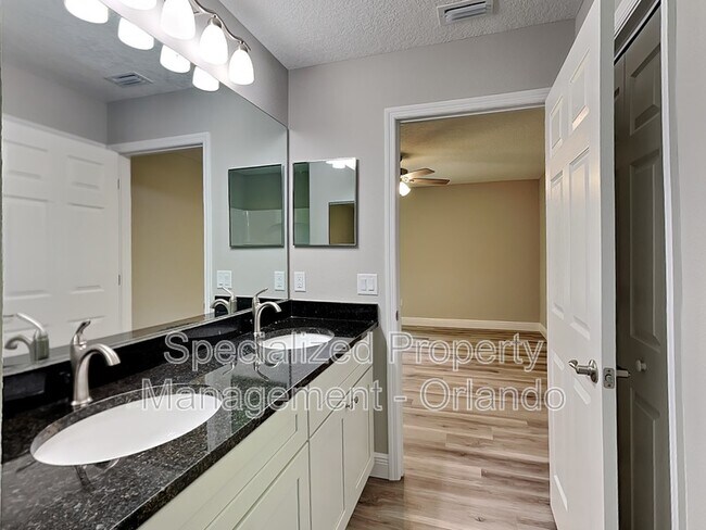 Building Photo - 9399 N Del Rio Way