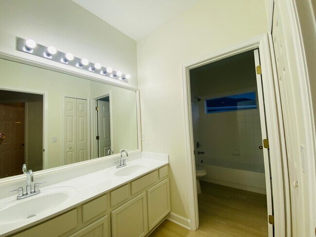 Building Photo - Your Dream Home Awaits! 5 bedroom 3 bath Single Family HOME!!