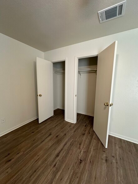 Building Photo - 401 Topeka Ct