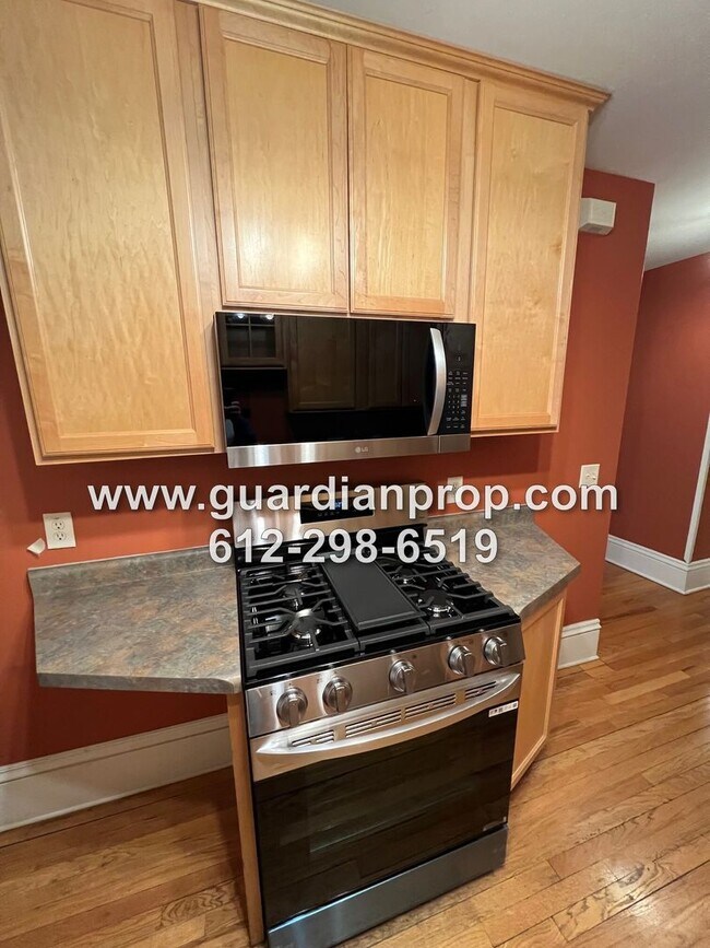 Building Photo - Main Floor Condo Available June 1st in Merriam Park, Original Woodwork & Built-ins, Sunroom, In U...