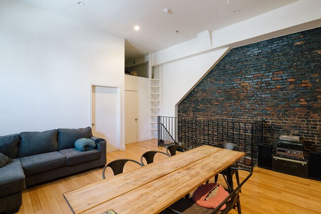 Primary Photo - 716 Knickerbocker Ave