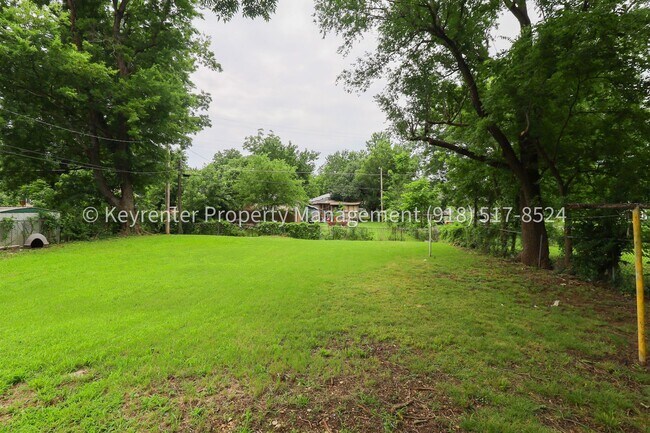 Building Photo - 2 Bed | 1 Bath | Large Backyard | $200 Move-in Special