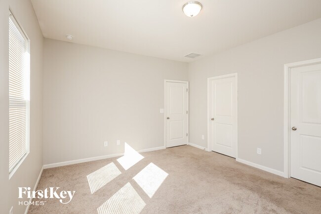 Building Photo - 1247 Hudson Court