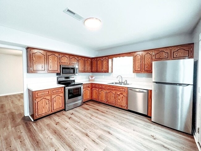 Building Photo - 124 Ballygar St