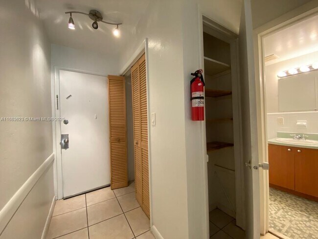 Building Photo - 318 Majorca Ave