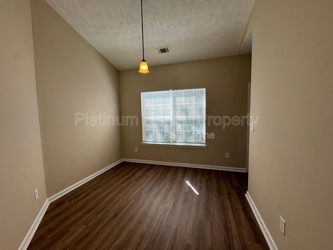 Building Photo - 525 Dot Dr