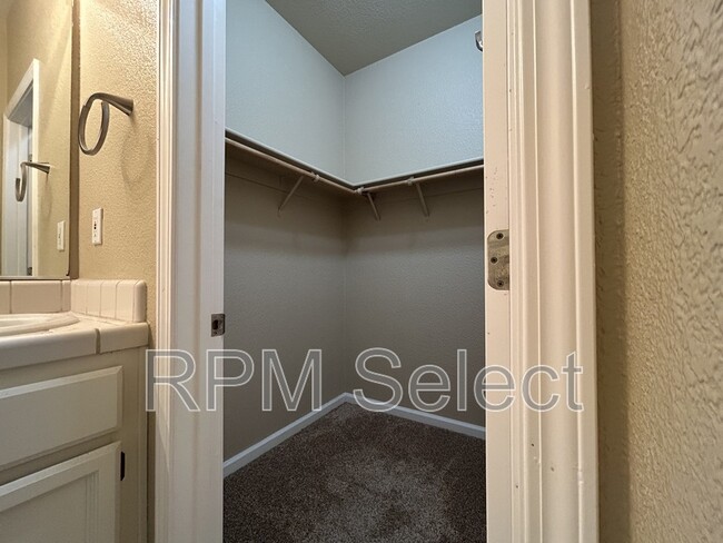 Building Photo - 1724 Magenta Dr